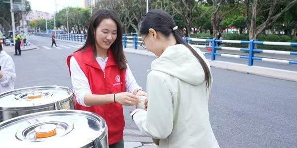开云体育官网-铜梁龙体育场首场中超联赛 暖心宠粉让球迷似“回家”